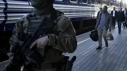 Antony Blinken tiba di Kyiv, menandai pertama kalinya seorang pejabat senior AS mengunjungi Ukraina sejak Kongres menyetujui paket bantuan militer senilai $61 miliar yang telah lama ditunggu-tunggu untuk negara tersebut bulan lalu. (Brendan Smialowski/Pool Photo via AP)