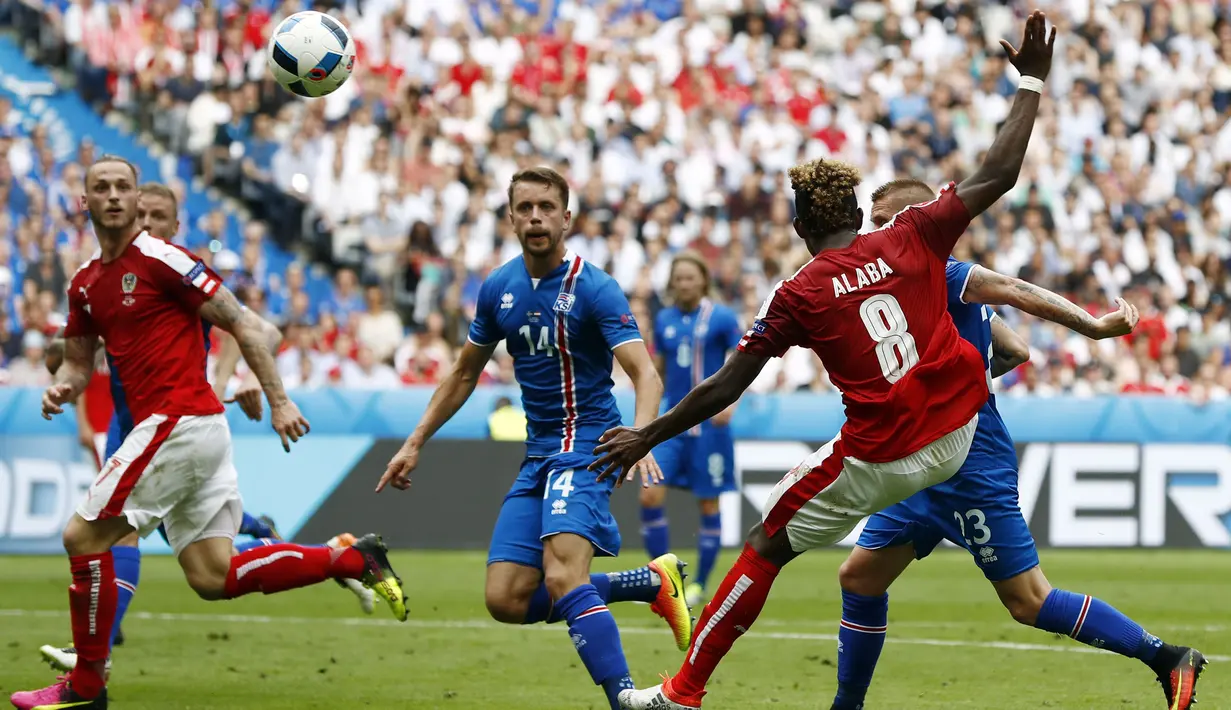 Kari Arnason (tengah) menciptakan dua peluang dan satu assist saat Islandia menang 2-1 atas Austria. (22/6/2016). (AFP/Odd Andersen)