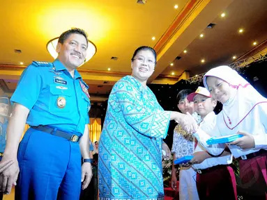 Kepala Staff Angkatan Laut (Kasal) Laksamana TNI (kanan) memberikan penghargaan di Balai Samudera, Jakarta, Jumat (13/06/14). (Liputan6.com/Faizal Fanani)