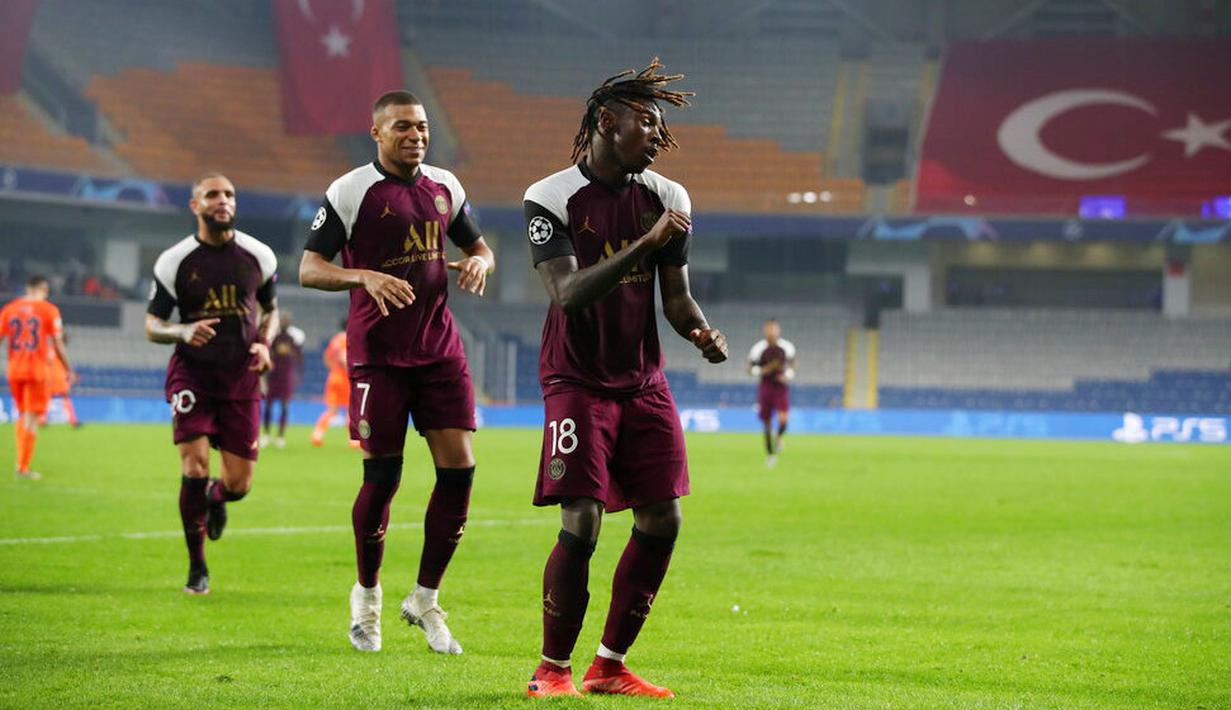 Penyerang Paris Saint Germain (PSG), Moise Kean, melakukan selebrasi usai mencetak gol ke gawang Istanbul Basaksehir pada laga Liga Champions di Stadion Basaksehir Fatih Terim, Kamis (29/10/2020). PSG menang dengan skor 2-0. (Tolga Bozoglu/Pool via AP)