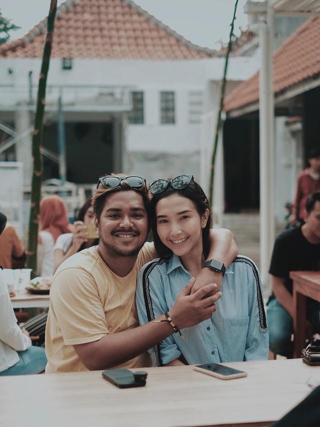 Unggah Foto Romantis, Ini 6 Potret Kebersamaan Ahmad Abdul dan Artika Rusman