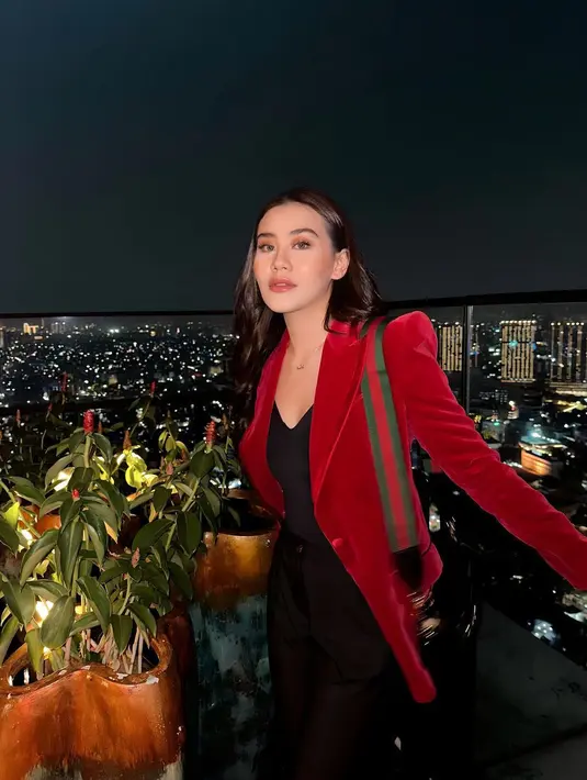 Aaliyah Massaid menghadiri event fashion dengan gaya glamor nan elegan. Ia memadukan inner dengan celana panjang hitam, ditumpuknya dengan blazer velvet berwarna merah merona yang bold. [Foto: Instagram/aaliyah.massaid]