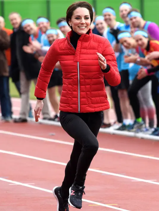 Bukan sekedar hadir di sebuah acara, namun kali ini Kate terlihat sedang mengikuti sebuah pertandingan lari. Memakai running shoes hitam dan jaket merah, Kate makin terlihat mempesoa. (Foto: pmcfootwearsnews)