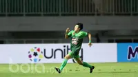 Pemain PS TNI, Hong Soon-hak merayakan gol ke gawang Borneo FC pada lanjutan Liga 1 Indonesia di Stadion Pakansari, Bogor, Senin (17/4/2017). PS TNI bermain imbang 2-2 dengan PBFC. (Bola.com/Nicklas Hanoatubun)
