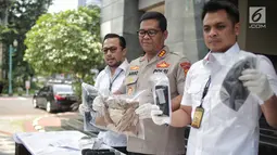 Kabid Humas Polda Metro Jaya Kombes Argo Yuwono (tengah) menunjukkan barang bukti kasus pengancaman pemenggalan terhadap Presiden Joko Widodo atau Jokowi di Mainhall PMJ, Jakarta, Senin (13/5/2019). Tersangka Hermawan Susanto sempat kabur sebelum akhirnya dibekuk polisi. (Liputan6.com/Faizal Fanani)