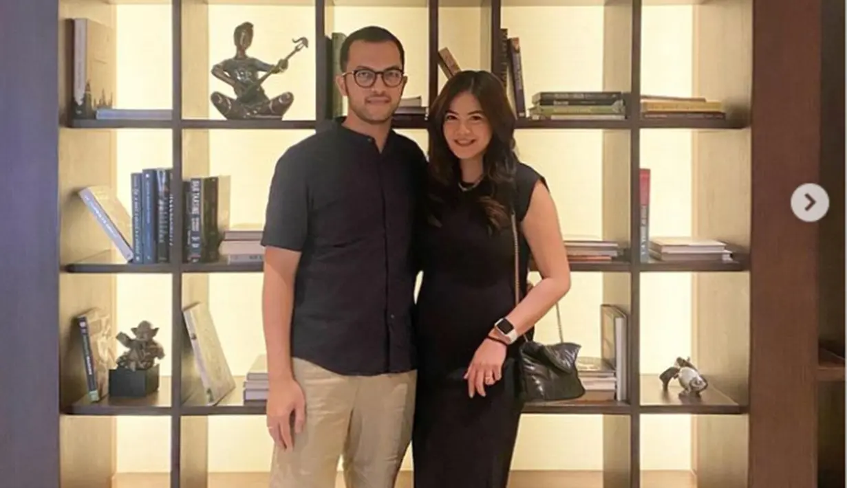 Hamil anak pertama di usia 30-an tahun, Indah Indriana memutuskan untuk menepi sejenak dari dunia hiburan. Tiba-tiba keluar dari sinetron Cinta Setelah Cinta dan menimbulkan banyak pertanyaan, kini alasan Indah keluar pun akhirnya terjawab sudah. Mengandung di usia 34 tahun pastinya ada risikonya, oleh karenanya Indah memilih untuk fokus pada kehamilannya. (Liputan6.com/IG/@indahindriana)