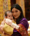 Gaya Modis Ratu Bhutan Jetsun Pema. [@queenjetsunpema]