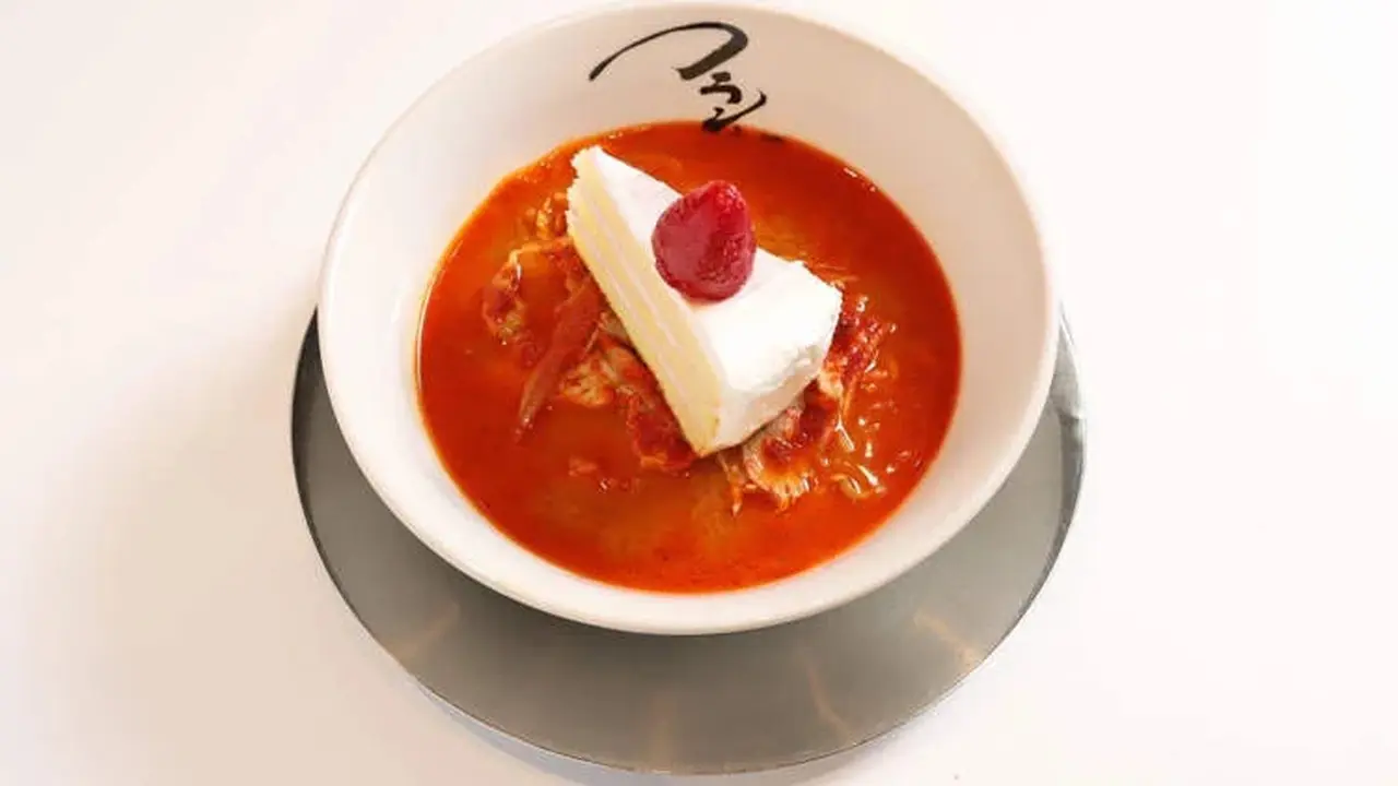 Miso ramen dengan sepotong strawberry shortcake (Franken Restaurant/Instagram)