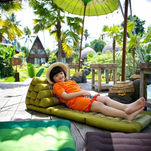 6 Potret Arsy Hermansyah Liburan di Bali, Gayanya Bikin Gemas