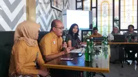 Deputi Direksi Bidang Pelayanan Peserta BPJS Kesehatan, Arief Syaifuddin dalam acar "Ngopi Bareng Jaminan Kesehatan Nasional (JKN)" di Mocking Bird Shophaus, Jakarta, Jumat (14/09/2018). (Liputan6.com/Fitri Haryanti Harsono)