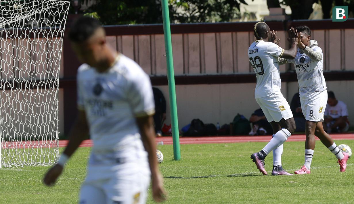 Pemain FC Bekasi City, Herman Dzumafo dan Dwi Rafi Angga melakukan selebrasi usai mencetak gol ke gawang Persiba Balikpapan pada laga uji coba di Sekolah Tinggi Ilmu Kepolisian, Jakarta, Sabtu (7/1/2023). (Bola.com/M Iqbal Ichsan)