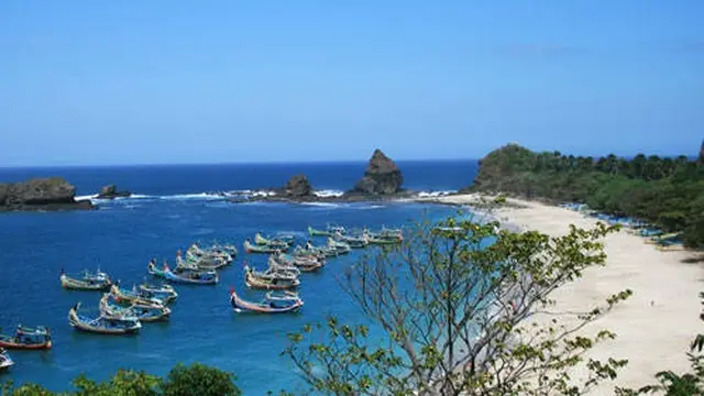 Indahnya Pantai Tanjung Papuma di Kabupaten Jember. (Istimewa)