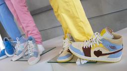 Sneakers Nike Air Jordan, Nike Air Sneakers dan dan Blue converse All-Star anggota BTS, Suga, Jin dan V pada video klip "Dynamite" ditampilkan saat pratinjau pers Julien's Auctions MusiCares Charity Relief Auction, di Beverly Hills, California, Selasa (26/1/2021). (VALERIE MACON/AFP)