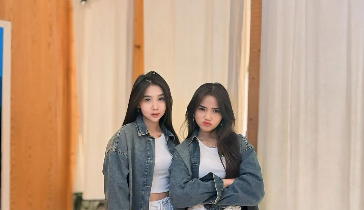 Inspirasi OOTD kembar bareng bestie, Fuji tampil manis mengenakan cropped top dan celana kargo yang sama-sama berwarna putih, ditumpuknya dengan denim jacket. [Foto: Instagram/fuji_an]