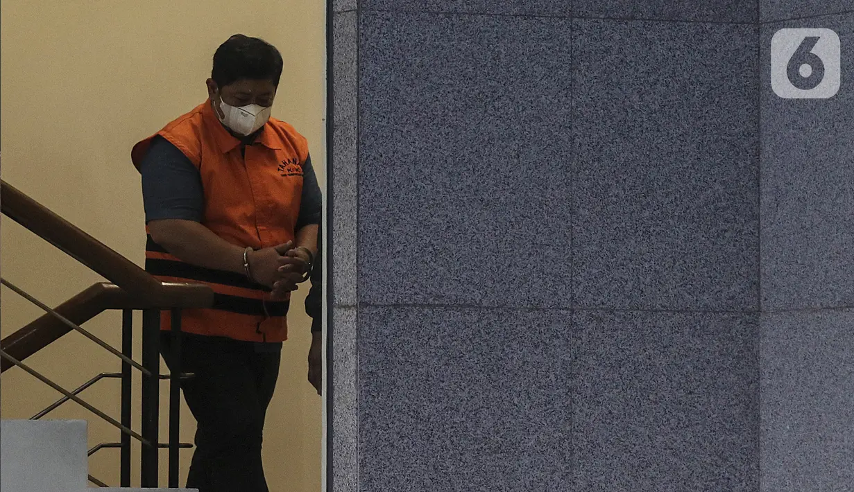 Direktur PT Tabi Bangun Papua (PT TBP), Rijatono Lakka memakai rompi oranye usai menjalani pemeriksaan di Gedung Merah Putih KPK, Jakarta, Kamis (5/1/2022). KPK menahan Rijatono Lakka yang merupakan tersangka penyuap Gubernur Papua, Lukas Enembe. (Liputan6.com/Johan Tallo)