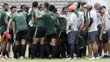 Para pemain Timnas Indonesia U-22 berkumpul usai latihan di Stadion Madya Senayan, Jakarta, Selasa (29/1). Latihan ini merupakan persiapan jelang Piala AFF U-22. (Bola.com/Yoppy Renato)