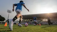 Sejumlah peserta mengikuti sesi speed drill & skill challange menggunakan sepatu terbaru Specs, dengan nama Alphaform Elite pada acara Alphaform Experience yang berlangsung di Stadion Madya, Senayan, Jakarta, Jumat (12/07/2024). (Bola.com/Bagaskara Lazuardi)