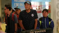 Utam Rusdiana jadi pemain yang ikut rombongan Arema kembali ke malang setelah dari PGK. (Bola.com/Iwan Setiawan)