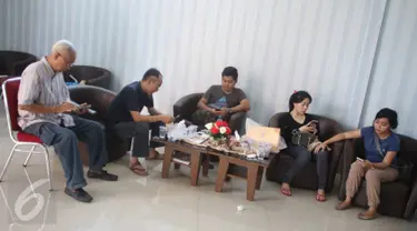 Keluarga Christopher, korbanterbakarnya KM Zahro Express, menunggu di RS Polri, Kramat Jati, Jakarta, Senin (2/1). (Liputan6.com/Immanuel Antonius)