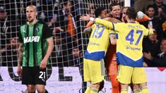 Juventus berhasil mencuri poin penuh kala bertandang ke markas Sassuolo pada pekan ke-34 Serie A 2021/2022, Selasa (26/4/2022). (AFP/Marco Bertorello)