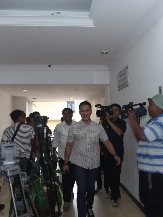 "Pintu mobil enggak ada yang rusak dan kaca tidak ada yang pecah sama sekali, anehnya alarm mobil saya kok bisa enggak menyala," kata Choky. (Andy Masela/Bintang.com)