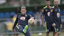 Striker Brasil, Neymar, menendang bola saat mengikuti sesi latihan jelang laga Kualifikasi Piala Dunia di  Teresopolis, Barsil, Rabu (4/10/2017). Brasil akan berhadapan dengan Bolivia. (AP/Silvia Izquierdo)