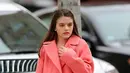 Suri Cruise diketahui sering sekali keluar bersama teman-teman layaknya remaja pada umumnya. Gadis berambut brunette ini ternyata lebih suka dengan gaya yang casual namun tetap elegan. Dengan balutan coat pink, pesona kecantikan Suri bikin hati netizen luluh.(Liputan6.com/IG/suricruise.official)