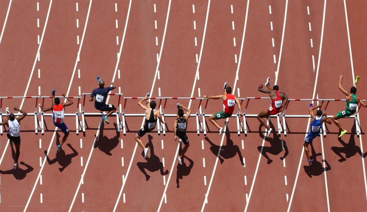 Sejumlah Atlet lari rintangan putra bersaing di 110 meter selama IAAF World Championships di Stadion Nasional di Beijing, Cina (26/8/2015). (REUTERS/Pawel Kopczynski)