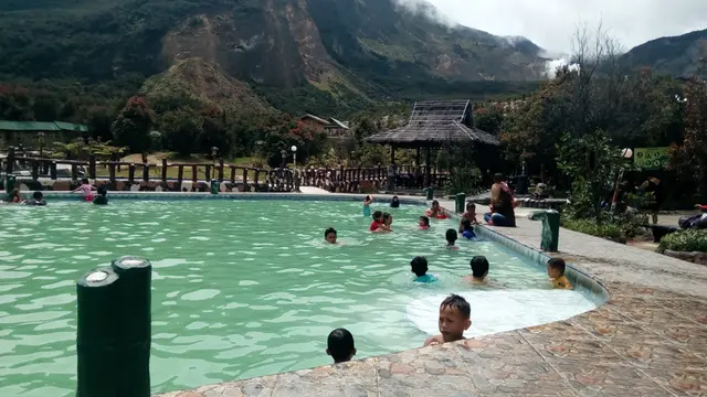 Area kolam renang berair hangat wisata alam Gunung Papandayan,Garut