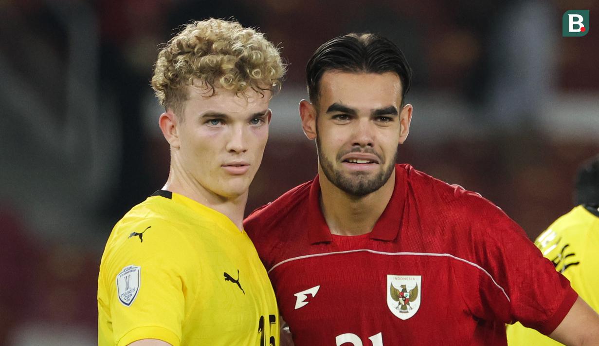 Pemain Timnas Indonesia U-23, Jens Raven (kanan) dibayangi pemain Malaysia, Fergus Tierney dalam laga Grup A Piala AFF U-23 2025 di Stadion Utama Gelora Bung Karno (SUGBK), Senayan, Jakarta, Senin (21/07/2025). (Bola.com/Abdul Aziz)