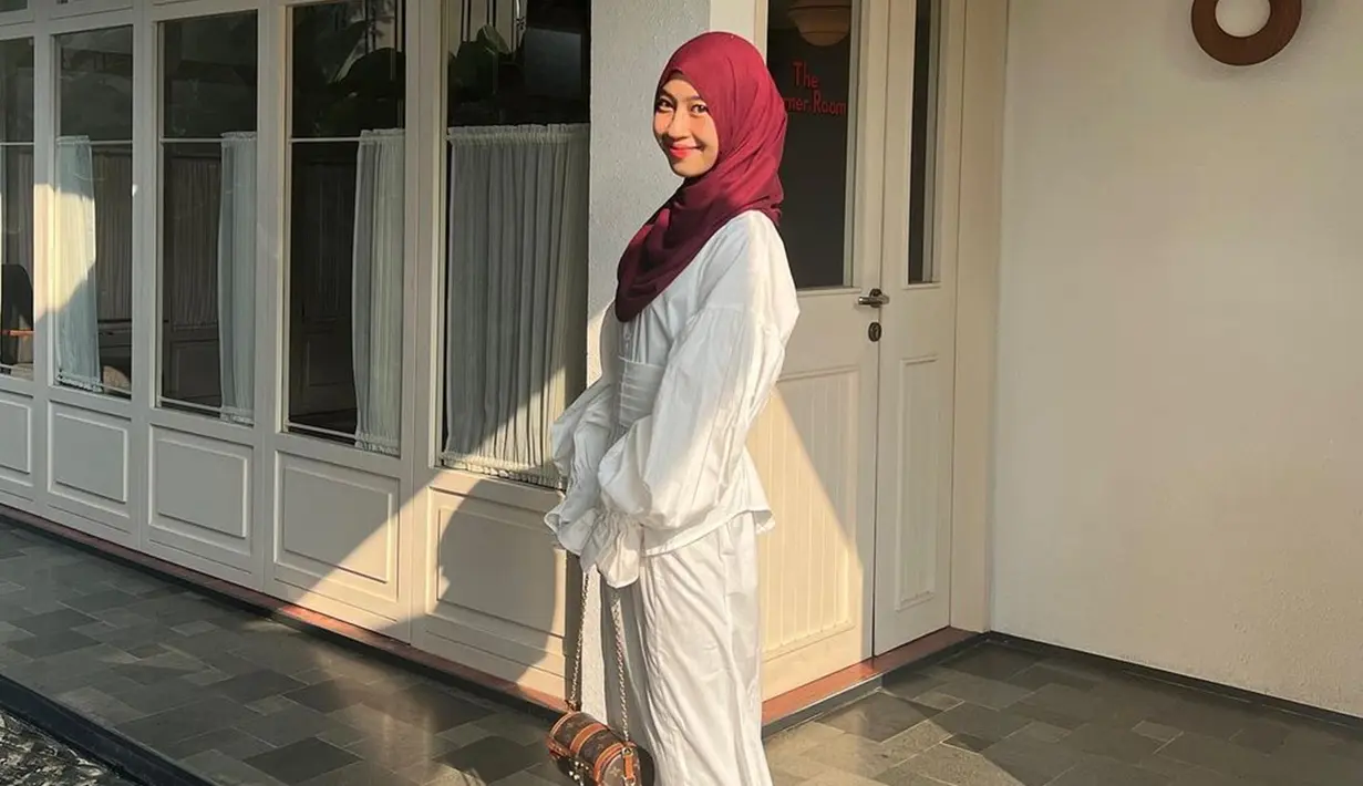 Adiba Khanza terbilang aktif mengunggah berbagai kegiatannya di media sosial. Wanita 23 tahun ini pun cukup sering memperlihatkan gaya OOTD-nya di akun Instagram. (Liputan6.com/IG/@adiba.knza)