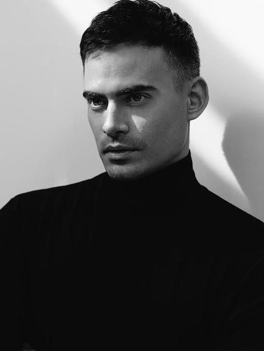 Meski sudah menginjak kepala empat, pesona suami dari penyanyi cantik Bunga Citra Lestari ini masih tetap keren dan menawan bak anak muda. (Liputan6.com/IG/@ashrafsinclair)