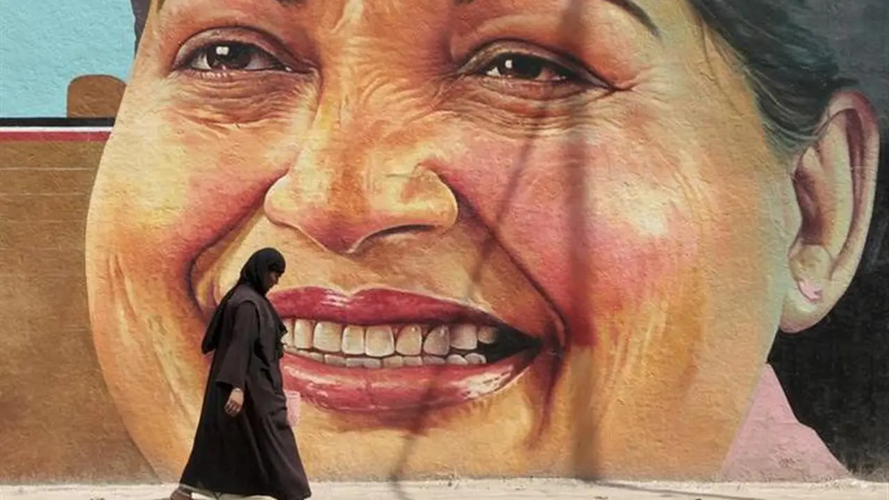 Mural Jayalalitha di sebuah kawasan di India