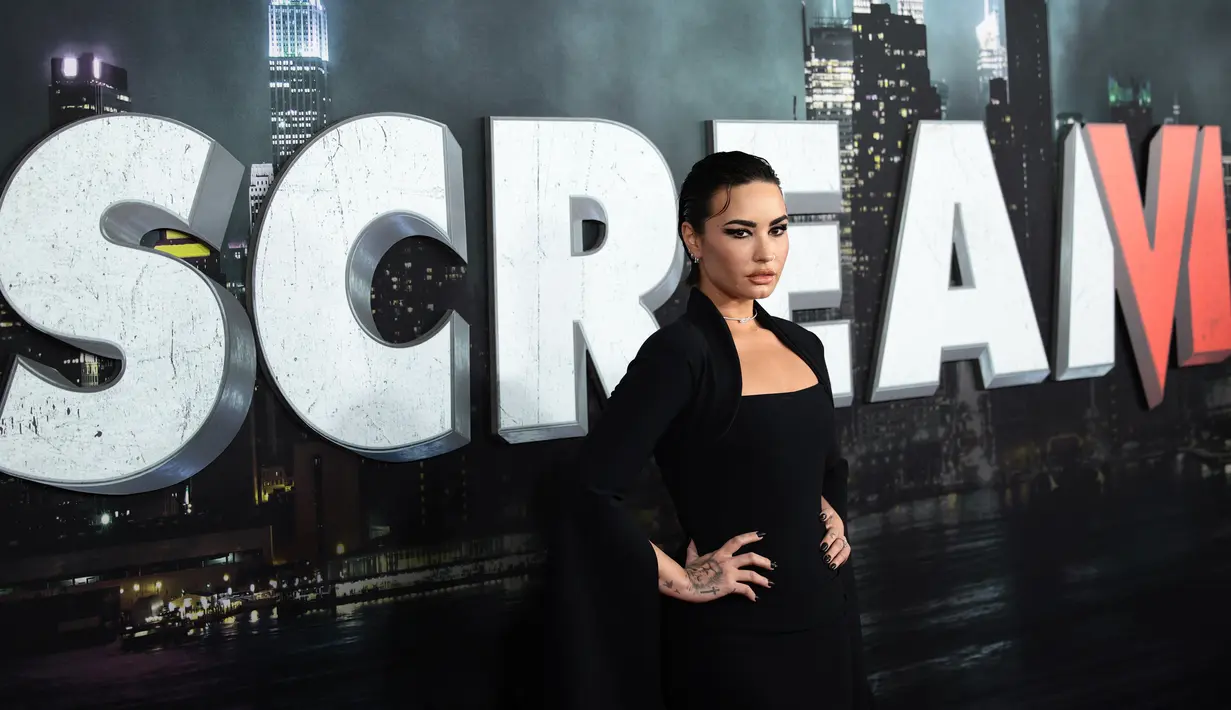 Penampilan Demi Lovato saat menghadiir pemutaran perdana dunia "Scream VI" di AMC Lincoln Square di New York City , Senin (6/3/2023). Pelantun Heart Attack itu memamerkan tubuhnya yang memukau dalam balutan gaun hitam. (ANGELA WEISS / AFP)