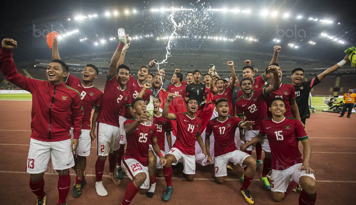 4. Para pemain Timnas Indonesia menyanyikan lagu 17 Agustus usai laga untuk merayakan hari proklamasi kemerdekaan. (Bola.com/Vitalis Yogi Trisna)