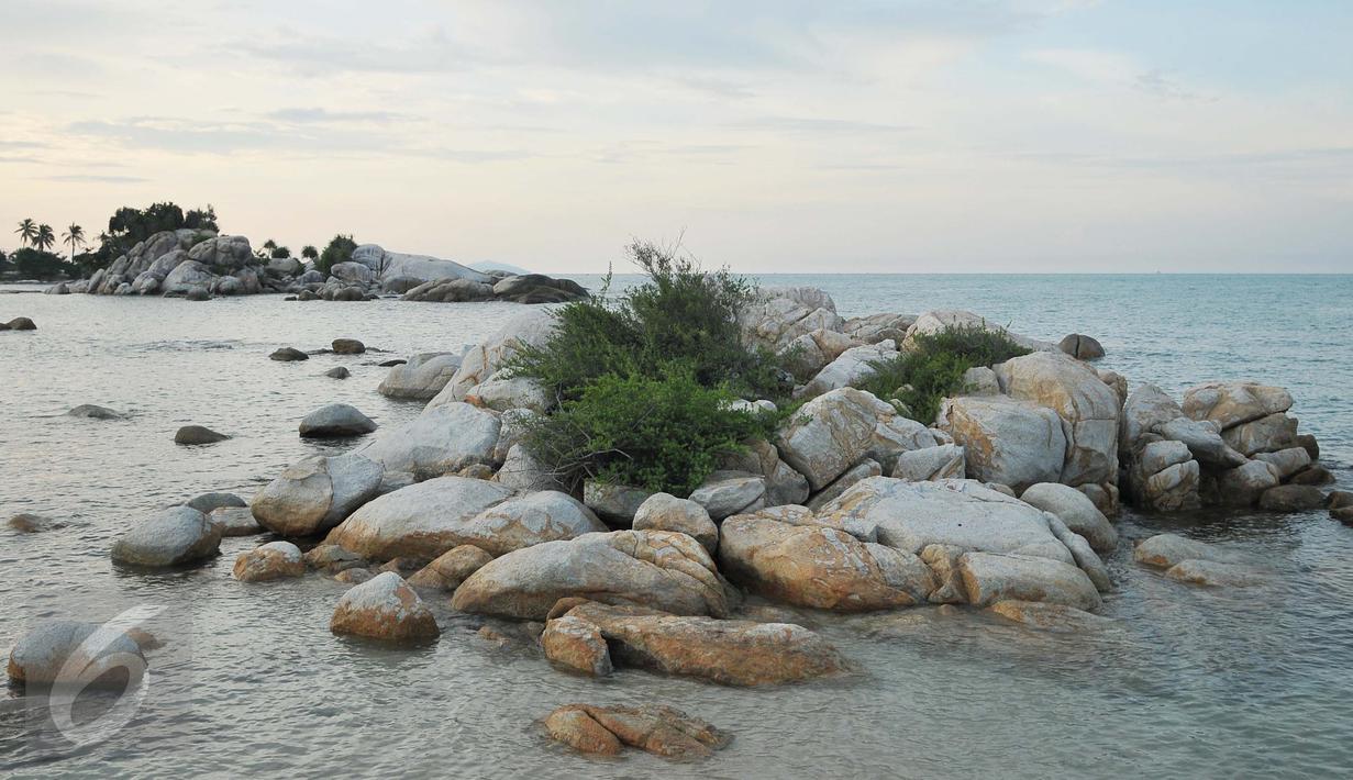 Gugusan batuan yang berjajar rapi dan terlihat apik di Pantai Parai Tenggiri tersebut dinamakan Rock Island. Suasana di Rock Island ini sangat romantis, terutama ketika malam hari. (Liputan6.com/Gempur M Surya)
