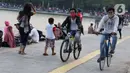 Pesepeda melintasi area pedestrian Danau Sunter, Jakarta, Sabtu (27/6/2020). Meski tidak tersedia lajur khusus untuk sepeda, namun pesepeda tetap terlihat melintas di area pedestrian Danau Sunter, Jakarta. (Liputan6.com/Helmi Fithriansyah)