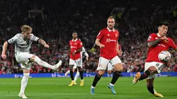 Menurut Squawka, Martinez berhasil menghadang 3 kali tendangan pemain Liverpool. Ia juga kedapatan menyelamatkan gawang MU dari gol bunuh diri yang dilakukan Bruno Fernandes. (AFP/Paul Ellis)