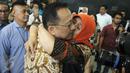 Sanak keluarga memeluk Irman Gusman usai menjalani sidang di Pengadilan Tipikor Jakarta, Senin (20/2). Menanggapi vonisnya, Irman Gusman meminta waktu selama 7 hari kepada majelis hakim. (Liputan6.com/Helmi Afandi)