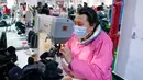 Aktivitas pekerja di sebuah pabrik sepatu di wilayah Xiushan, Chongqing, China barat daya, Jumat (27/2/2020). Kegiatan produksi dan kehidupan sehari-hari warga berangsur normal berkat upaya pengendalian virus corona COVID-19 yang efektif di Xiushan. (Xinhua/Liu Chan)