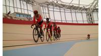 Para pebalap Sepeda Indonesia menjajal lintasan di Jakarta International Velodrome, di Jakarta, Kamis (3/5/2018). (Humas PB ISSI)
