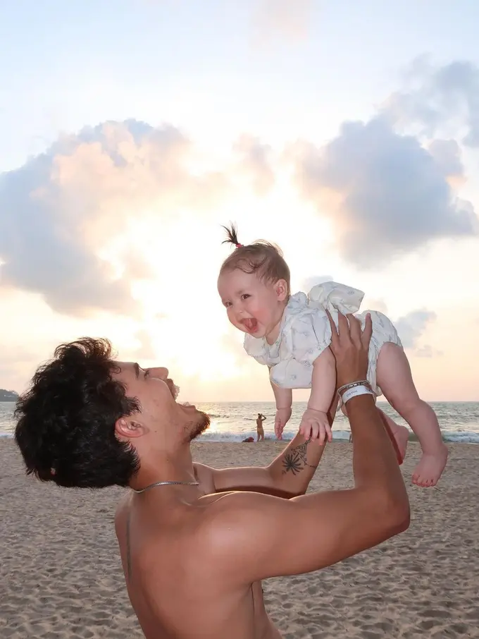 Mendiang Dali Wassink bersama anaknya (Instagram/dali.wassink)