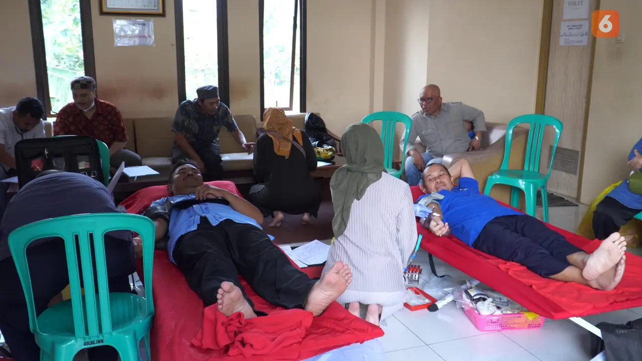 Belasan Jemaah Ahmadiyah donorkan  darah untuk penuhi stok kebutuhan darah PMI Kota Sukabumi, (Liputan6.com/Fira Syahrin)