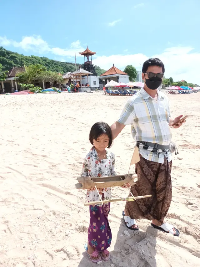 Ni Putu Putri Larasati didampingi ayahnya saat larung jukung