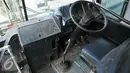 Kondisi di dalam bus PPD 43  jurusan tanjung priok cililitan, Jakarta, senin, (15/2). Dari data Dishubtrans, beberapa trayek bus besar yang dihapus adalah PPD 41A (Kampung Rambutan-Dr Sutomo). (Liputan6.com/Gempur M Surya)