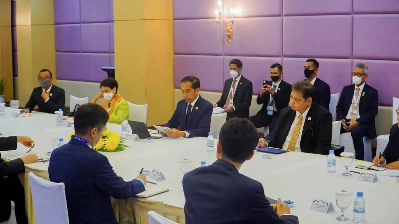 Presiden Joko Widodo saat mengawali pertemuan dengan Presiden ADB Masatsugu Asakawa di Phnom Penh, Kamboja, Kamis (10/11/2022).