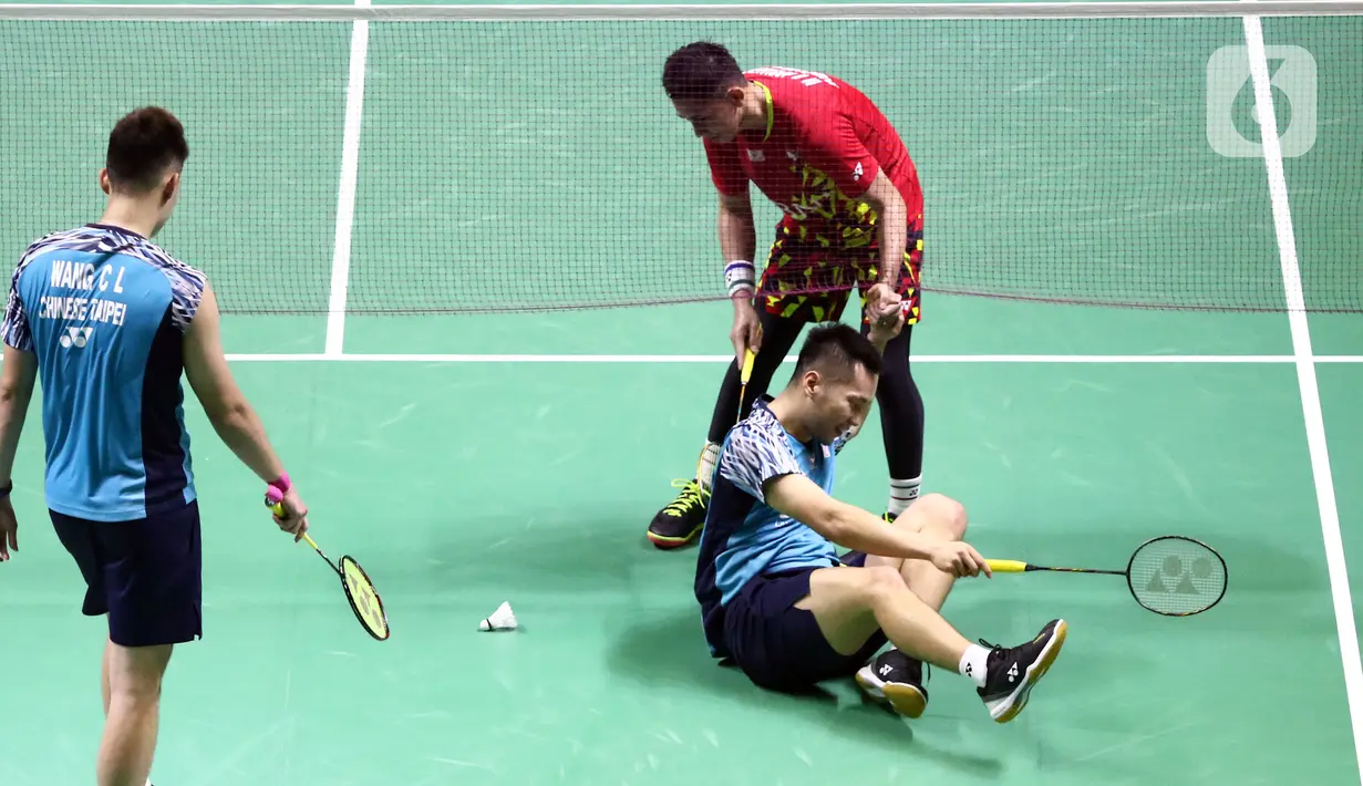 Pebulu tangkis ganda putra Indonesia, Fajar Alfian/Muhammad Rian Ardianto saat bertanding melawan Lee Yang/Wang Chi-Lin (China Taipei) pada Perempat Final Indonesia Masters 2022 di Istora Senayan, Jakarta, Jumat (10/6/2022). Fajar/Rian unggul dan melaju ke semifinal Indonesia Masters 2022. (Liputan6.com/Helmi Fithriansyah)