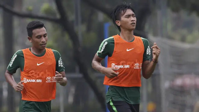 Pemain Timnas Indonesia U-22, Jayus Hariono dan Syafril Lestaluhu.(Bola.com/Vitalis Yogi Trisna)