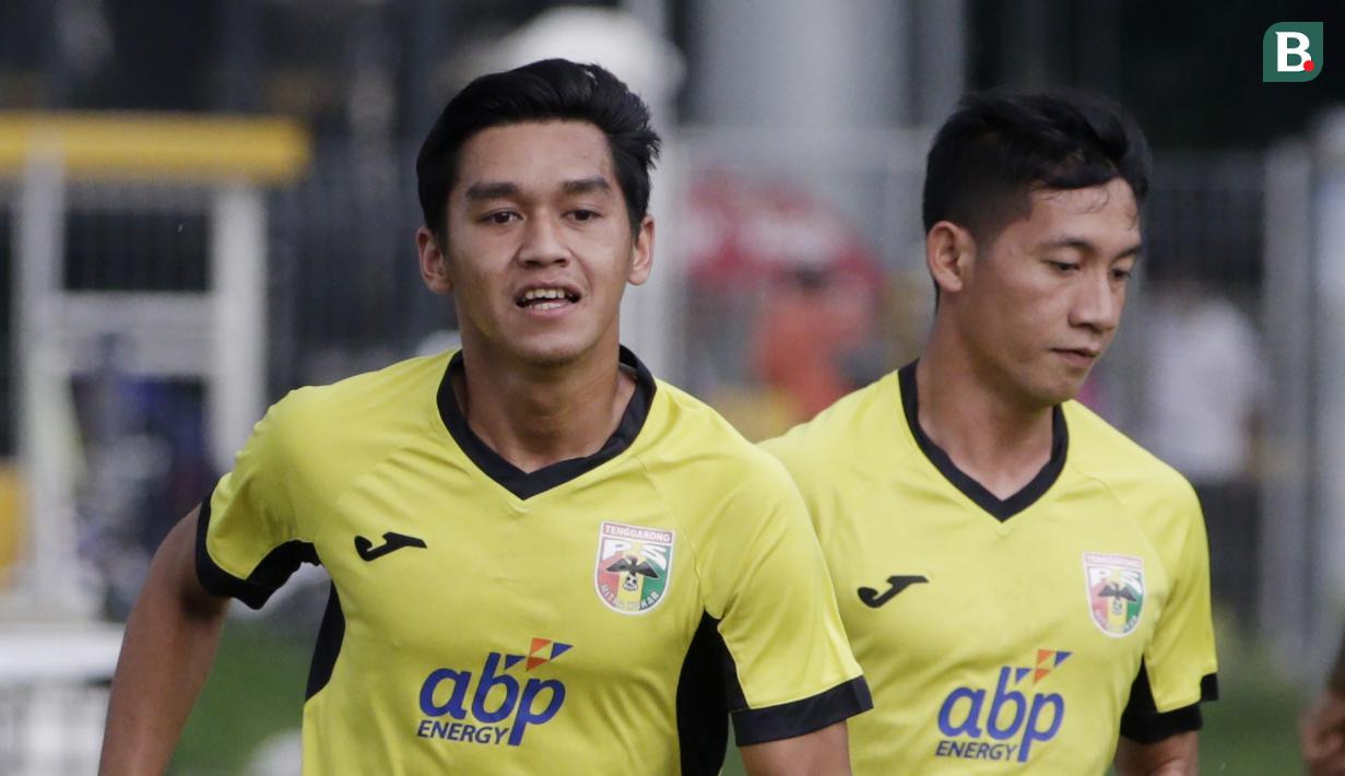 Pemain Mitra Kukar, Septian David, melakukan latihan jelang laga Liga 1 di Lapangan ABC, Senayan, Jakarta, Sabtu (08/12). Mitra Kukar akan berhadapan dengan Persija Jakarta. (Bola.com/M Iqbal Ichsan)