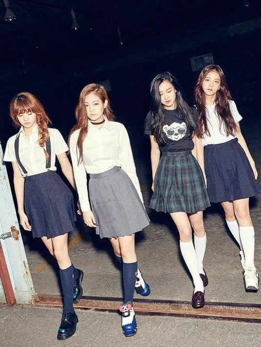 <p>Ini adalah foto Blackpink di awal debut mereka. Perhatikan saja rambut Rose yang masih berwarna hitam gelap. (Foto: Instagram/ jennierubyjane)</p>